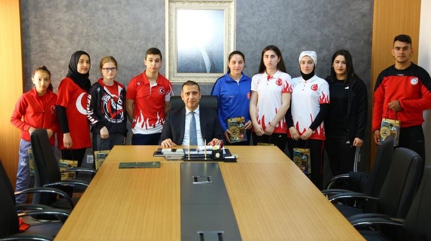 &Uuml;nye&rsquo;nin gururu oldular