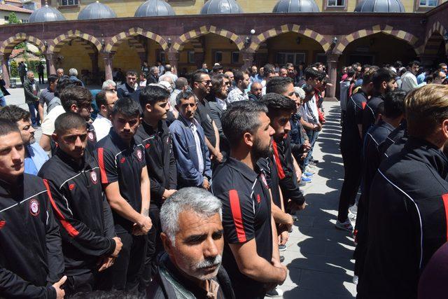 Statta kalp krizi geçiren Yeni Çorumspor taraftarı, toprağa verildi