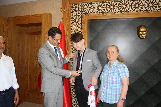 Özel sporcu Arda, 3 dalda Türkiye şampiyonu oldu