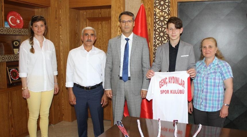 &Ouml;zel sporcu Arda, 3 dalda T&uuml;rkiye şampiyonu oldu