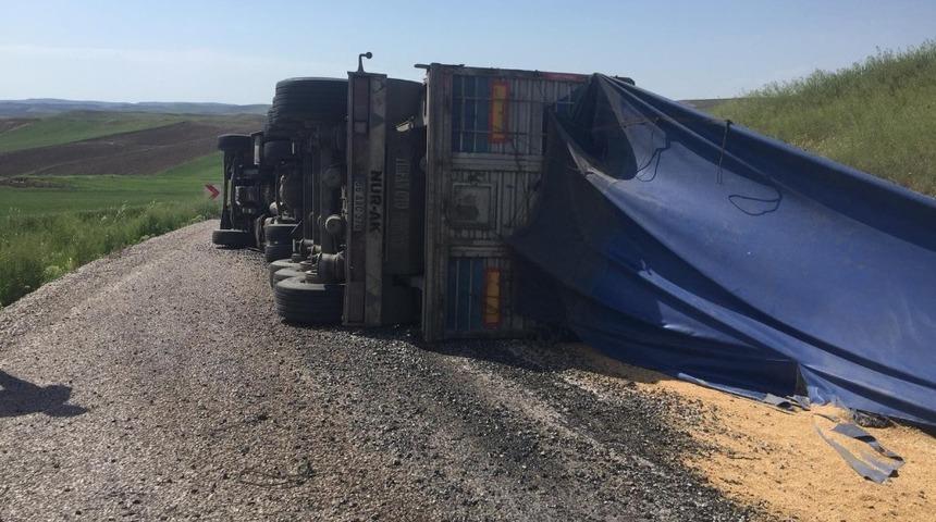 Buğday y&uuml;kl&uuml; Tır devrildi: 1 yaralı