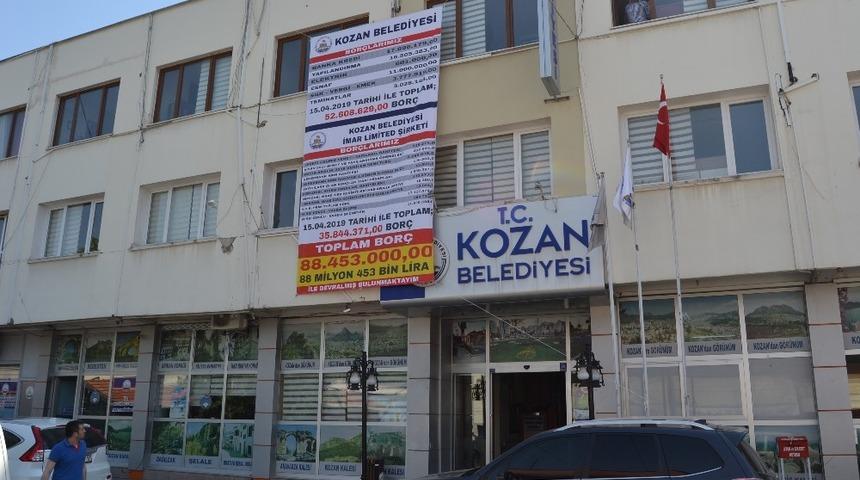 Kozan Belediyesi bor&ccedil;larını afişle duyurdu