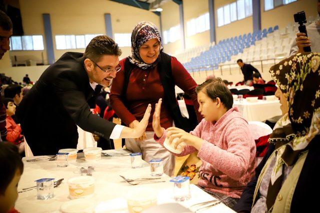-Başkan İşlek, iftar yemeğinde engelli vatandaşlarla bir araya geldi