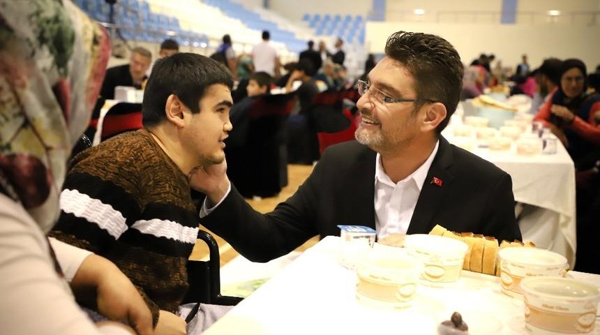 -Başkan İşlek, iftar yemeğinde engelli vatandaşlarla bir araya geldi