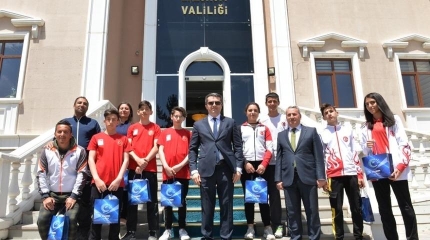 Başarılı sporculardan Vali Memiş&rsquo;e &ccedil;i&ccedil;ek