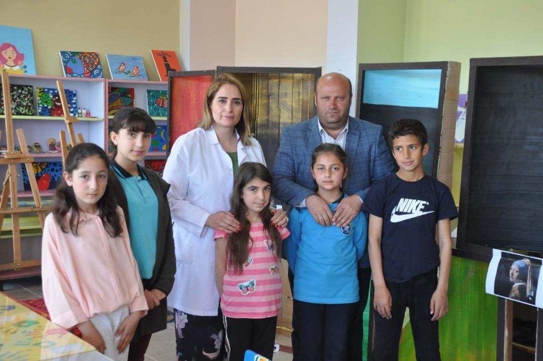 &Ouml;ğrencilerin canlı tablo defilesi b&uuml;y&uuml;k ilgi g&ouml;rd&uuml;