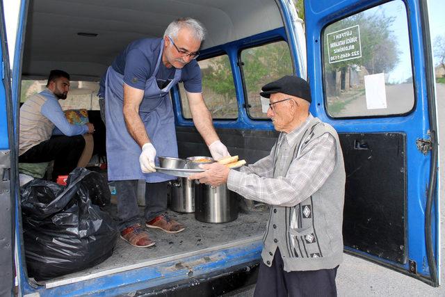 Özvatan'da, ihtiyaç sahiplerinin evlerine iftar yemeği servisi