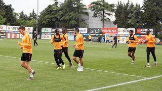 Galatasaray'da Sinan Gümüş, antrenmanı yarıda bıraktı