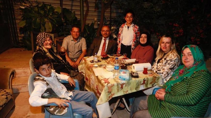Başkan S&ouml;ğ&uuml;t&rsquo;ten iftarda vatandaşlara konuk oluyor