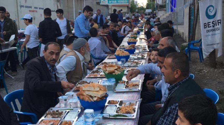 Beşir Derneği&rsquo;nden 500 kişilik iftar yemeği