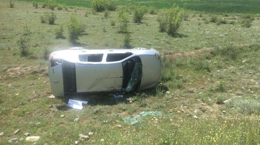 Tosya Sapaca k&ouml;y&uuml;nde otomobil tarlaya u&ccedil;tu: 2 yaralı