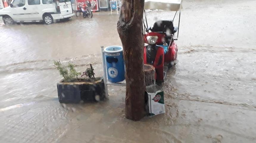 Pazaryeri&rsquo;nde şiddetli yağmur hayatı olumsuz etkiledi
