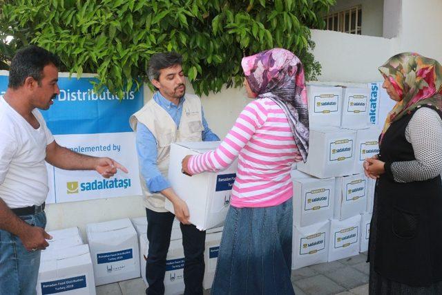 Yüz aileye Ramazan kolisi dağıtıldı