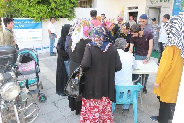 Yüz aileye Ramazan kolisi dağıtıldı