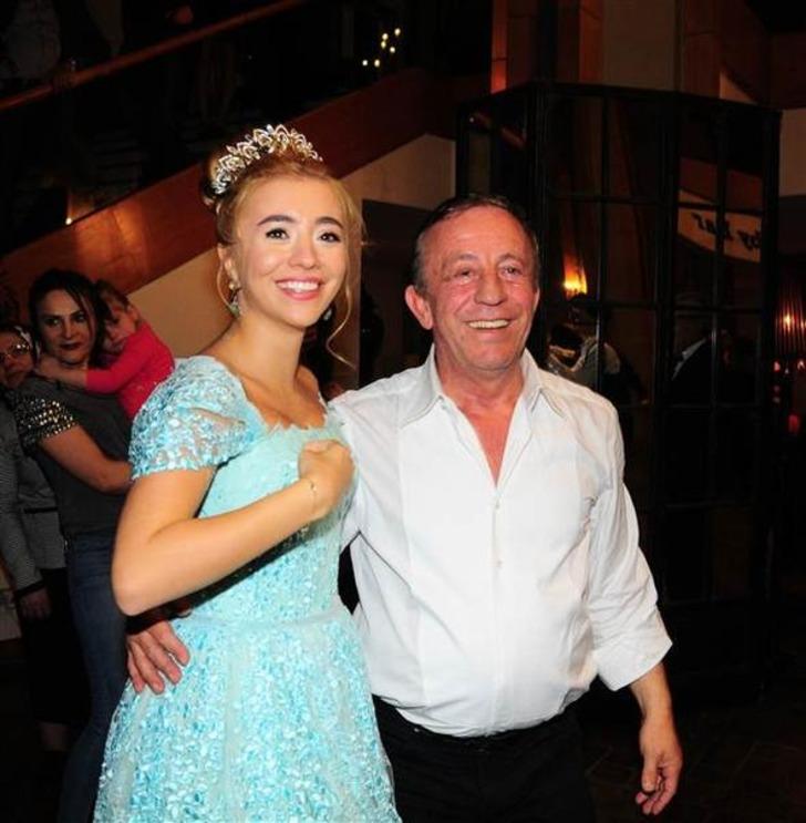 Ali Ağaoğlu'ndan kızına unutulmaz kına gecesi G5