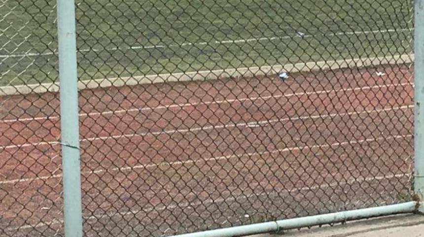 Penaltı atışları sırasında bağcıkları &ccedil;&ouml;z&uuml;len kalecinin yardımına hakem koştu