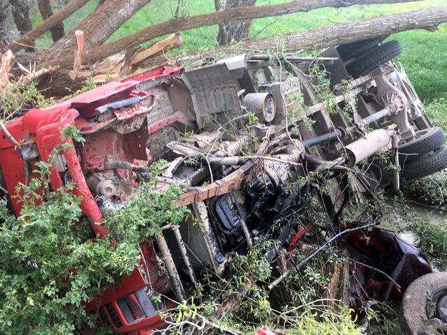 Sivas'ta kamyon şarampole devrildi: 1 ölü, 2 yaralı