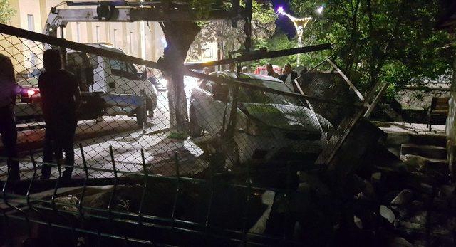 Alkollü sürücünün çarptığı otomobil bahçe duvarına girdi