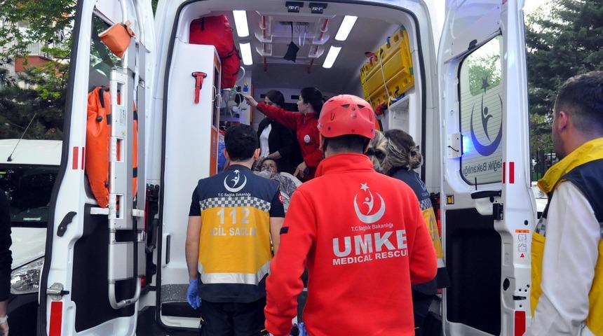 Yangında mahsur kalan yaşlı &ccedil;ift ve bakıcılarını itfaiye kurtardı