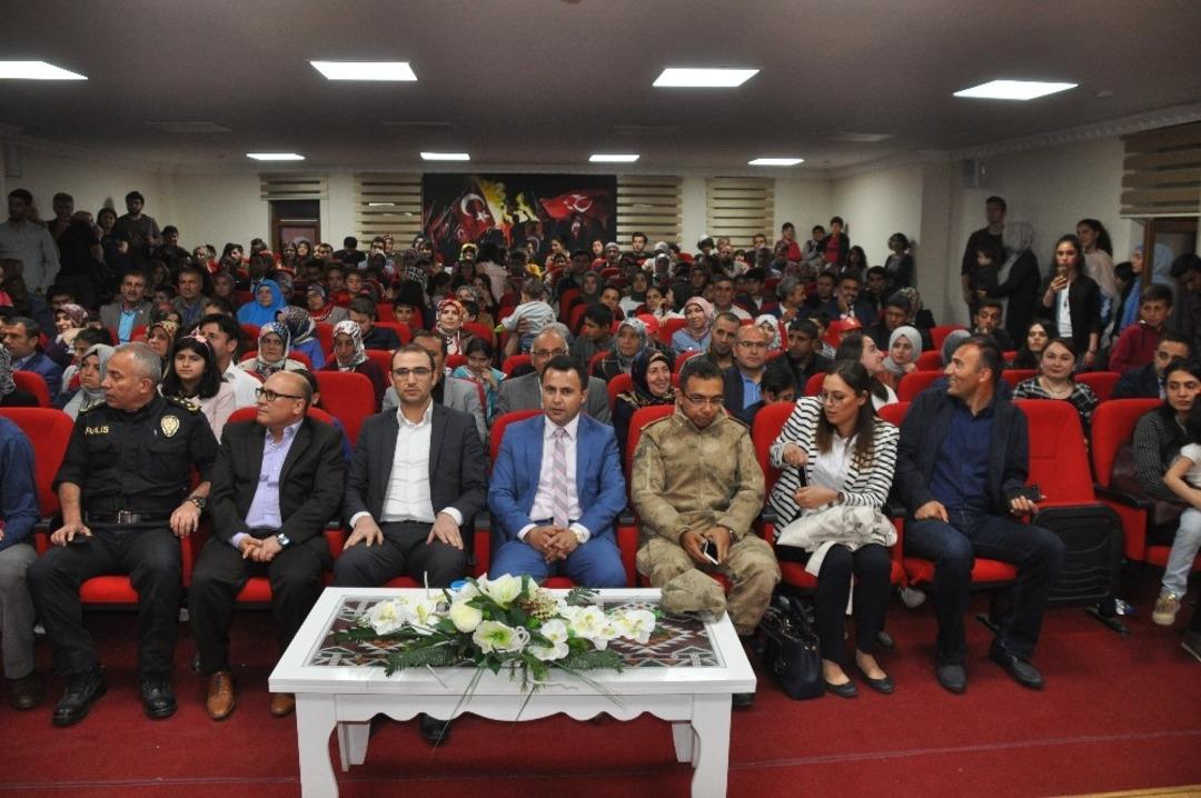 Bulanıklı &ouml;ğrencilerden, m&uuml;zik dinletisi ve resim sergisi