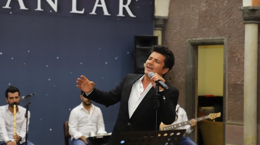 Nevşehir&rsquo;de Ramazan coşkusu sanat&ccedil;ı K&uuml;rşat ile devam etti