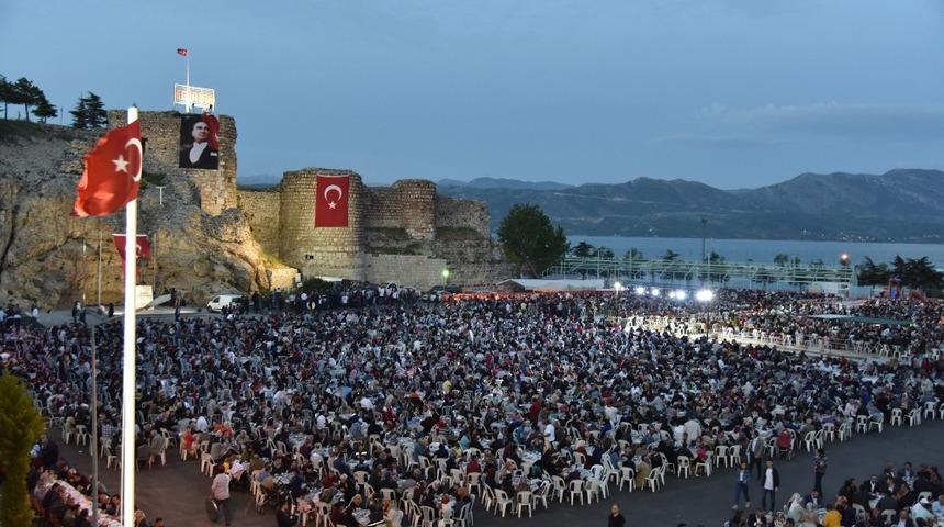 Eğirdir Belediyesi&rsquo;nden  6 bin kişilik iftar