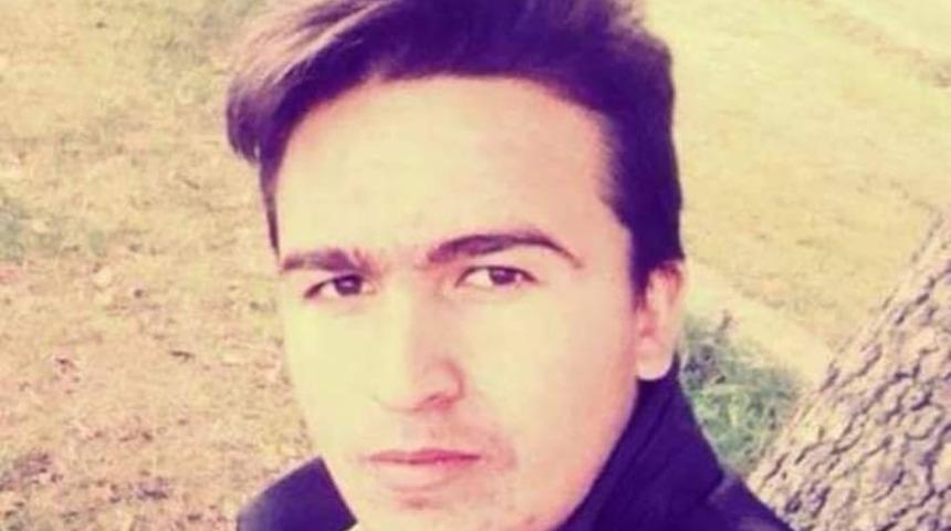 Suriyelilere m&uuml;dahale etmek isterken kendi silahı ateş alan asker şehit oldu