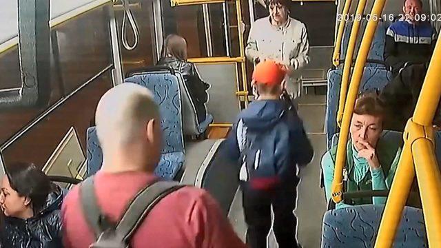 Çocuğu için bilet isteyen kondüktörü iterek otobüsten attı