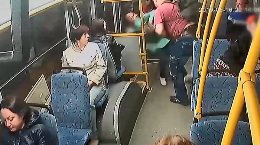 &Ccedil;ocuğu i&ccedil;in bilet isteyen kond&uuml;kt&ouml;r&uuml; iterek otob&uuml;sten attı