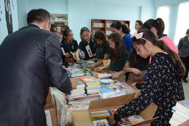 Lapseki’de Ülkü Arıoğlu öğrencilere kitap hediye etti