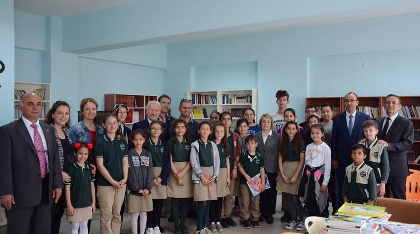 Lapseki&rsquo;de &Uuml;lk&uuml; Arıoğlu &ouml;ğrencilere kitap hediye etti