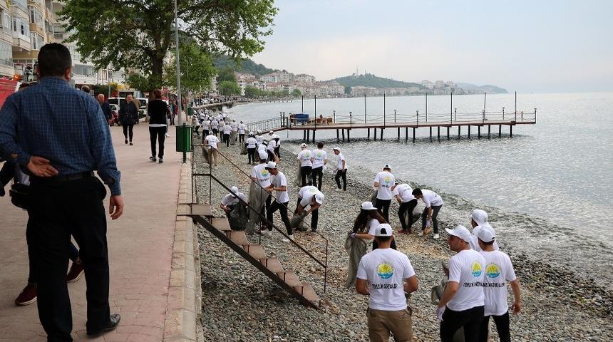 &ldquo;&Ccedil;ınarcık Temizlik G&ouml;n&uuml;ll&uuml;leri&rdquo; sahili temizlediler