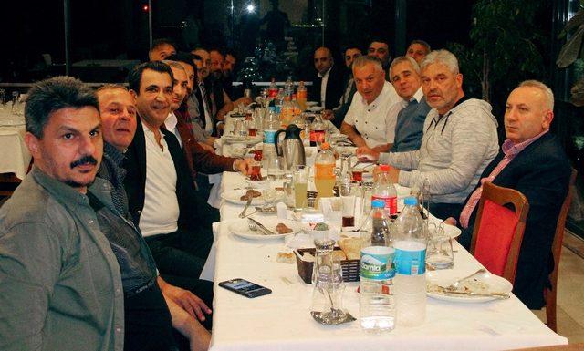 Eski futbolcular iftarda bir araya geldi