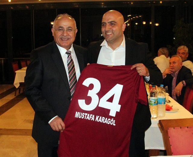 Eski futbolcular iftarda bir araya geldi