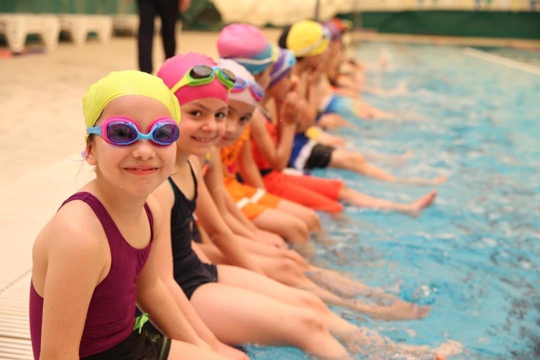 Havuzlar minik kula&ccedil;larla şenlendi