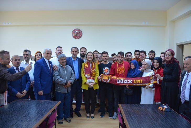 Galatasaraylı öğrencilerden köy okuluna kütüphane G1