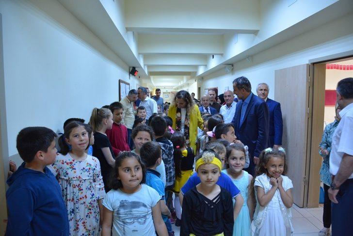 Galatasaraylı öğrencilerden köy okuluna kütüphane G2