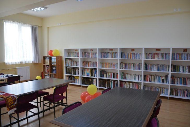 Galatasaraylı öğrencilerden köy okuluna kütüphane G3