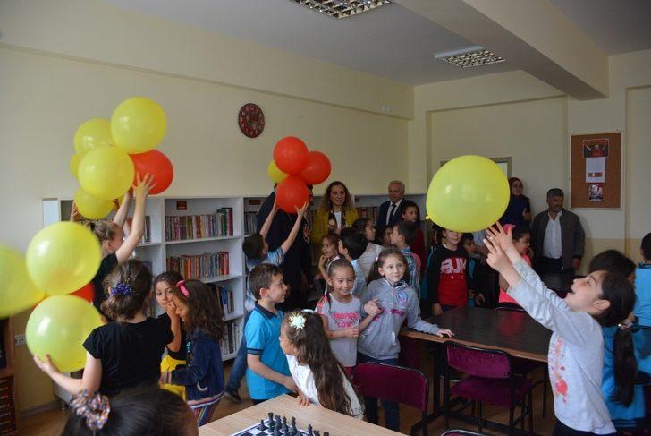 Galatasaraylı öğrencilerden köy okuluna kütüphane G4