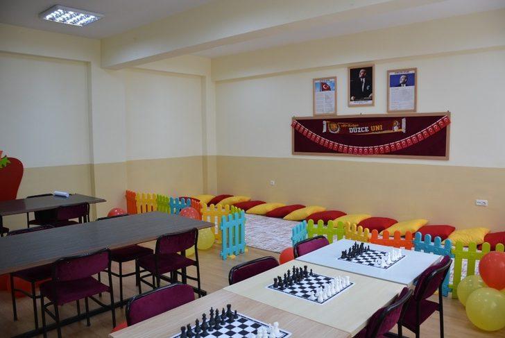 Galatasaraylı öğrencilerden köy okuluna kütüphane G5