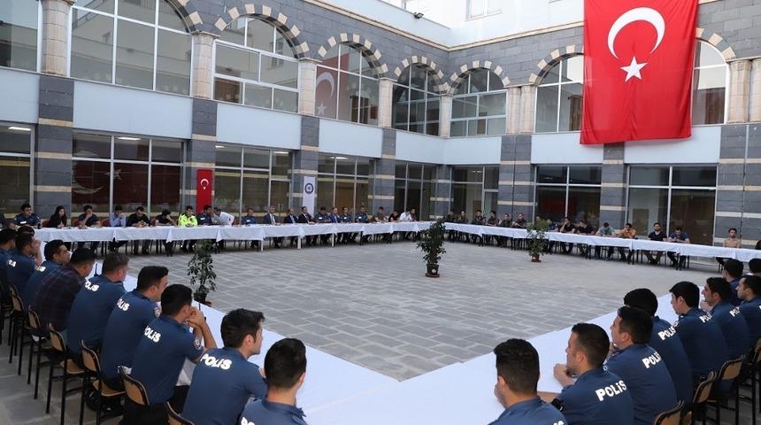 Vali Aktaş, emniyet teşkilatı mensuplarıyla iftarda buluştu