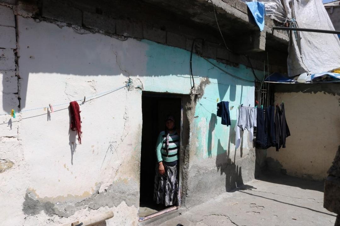 (&Ouml;zel) Şeker hastası anne, &ccedil;ocuklarıyla rutubetli evde yaşam m&uuml;cadelesi veriyor