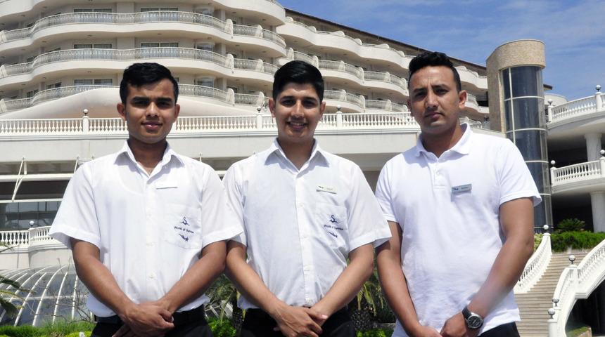 'D&uuml;nyanın &ccedil;atısı' Nepal'den Antalya'ya &ccedil;alışmaya geldiler