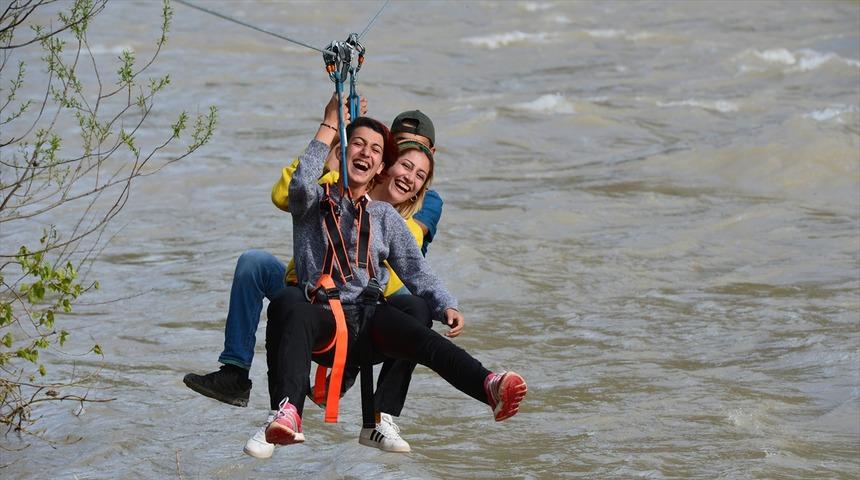 Munzur &Ccedil;ayı'nda 'zipline' keyfi