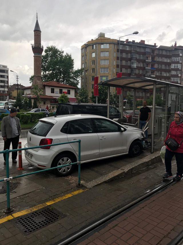 Otomobil, tramvay durağındaki kadına çarptı