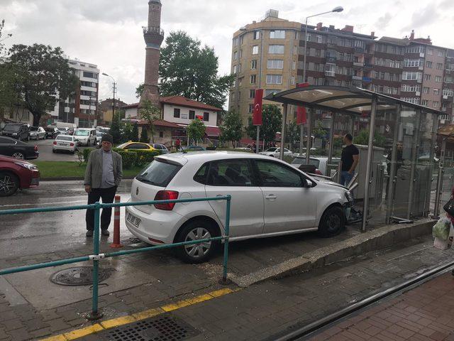 Otomobil, tramvay durağındaki kadına çarptı