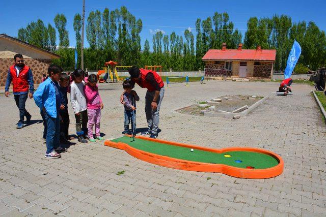 Köy okulu öğrencileri golfle tanıştı