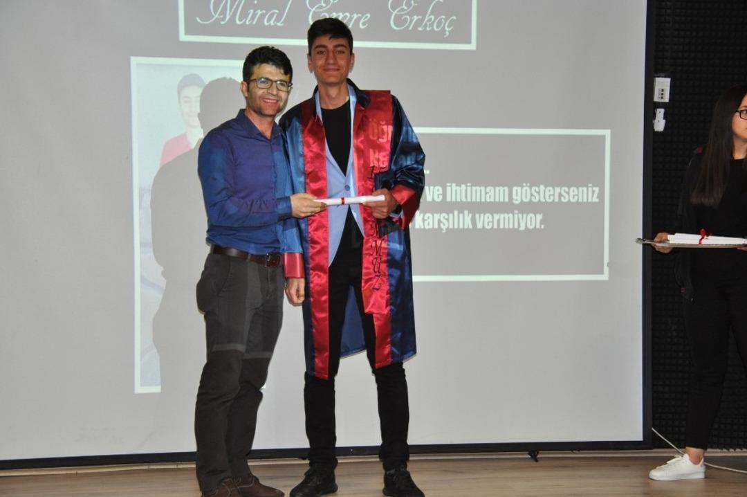 Kars&rsquo;ta lise son sınıf &ouml;ğrencileri i&ccedil;in mezuniyet t&ouml;reni