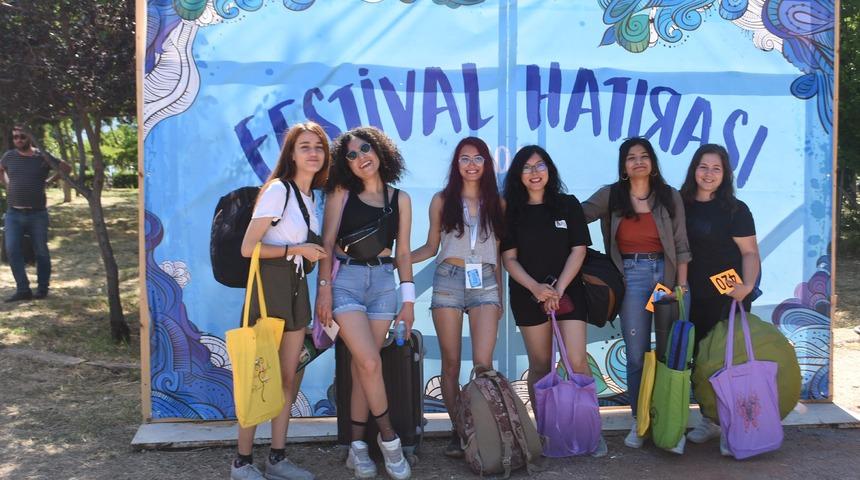 Gen&ccedil;lik Festivali&rsquo;nde eğleniyorlar