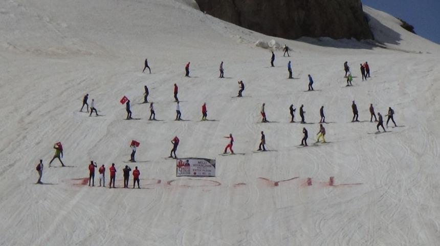 Gen&ccedil;ler 2 bin 800 rakımda kayak yaptı